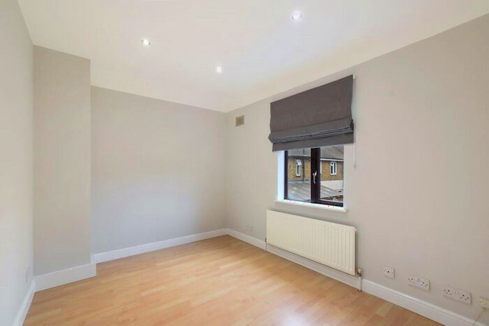3 Bedroom End Of Terrace House For Sale In Lewis Avenue, London, E17