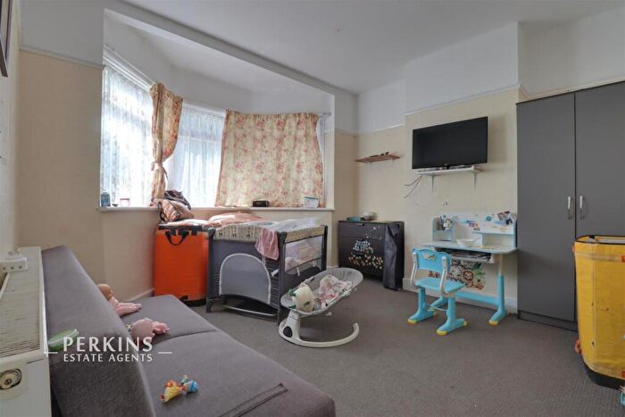 1 Bedroom Maisonette To Rent In North Circular Road, London, NW10