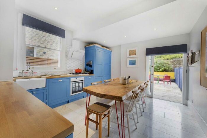 2 Bedroom Flat To Rent In Oakmead Road, London, SW12