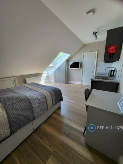 Studio To Rent In Redwood Drive, Epsom, KT19