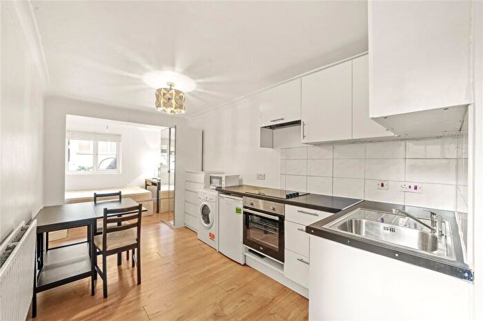 Terraced House To Rent In Oakley Square, Camden, NW1