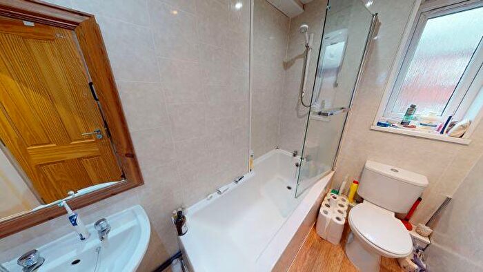 1 Bedroom Flat To Rent In Queens Road, Hyde Park, Leeds, LS6