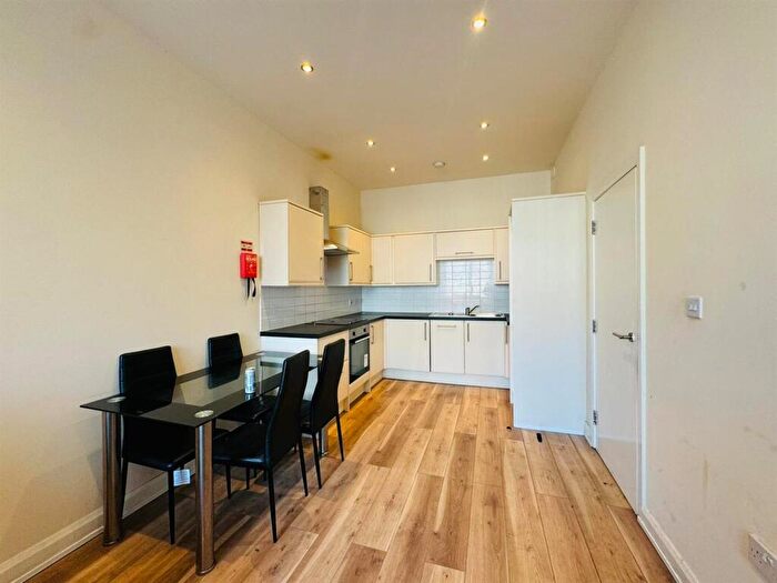 2 Bedroom Flat To Rent In Apt, Canal Road, Bradford, BD1
