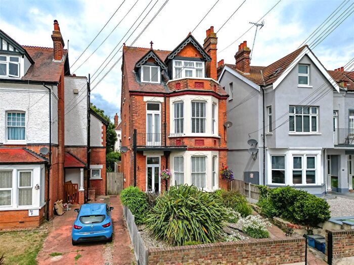 1 Bedroom Flat For Sale In Cobham Road, Westcliff-On-Sea, SS0