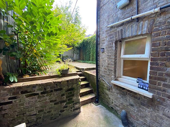 1 Bedroom Apartment To Rent In Cobourg Road, Bermondsey, London, SE5