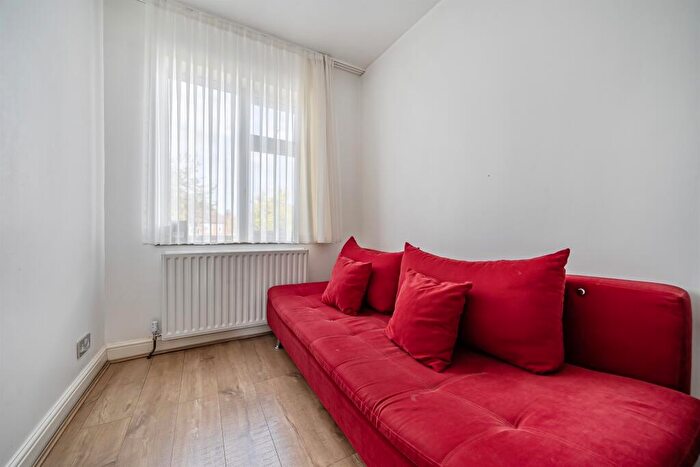 4 Bedroom End Of Terrace House For Sale In Eastbury Avenue, Enfield, EN1