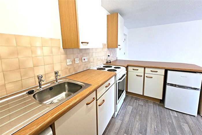 1 Bedroom Flat For Sale In Fairway Heights, Camberley, Surrey, GU15