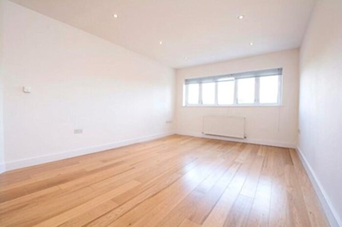 4 Bedroom Apartment To Rent In Brondesbury Villas, London, NW6