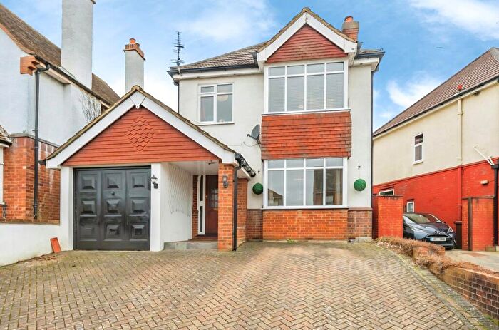 4 Bedroom Detached House For Sale In Brighton Road, Aldershot, Hampshire, GU12