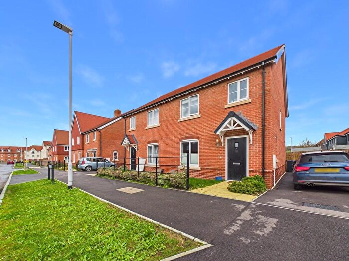 3 Bedroom Semi-Detached House To Rent In Narcissus Rise, Worthing, BN13