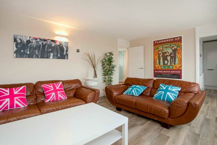 2 Bedroom Flat To Rent In Mountbatten Square Windsor, SL4