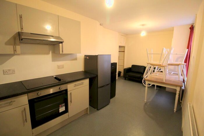 5 Bedroom Flat To Rent In Kings Road, BN1
