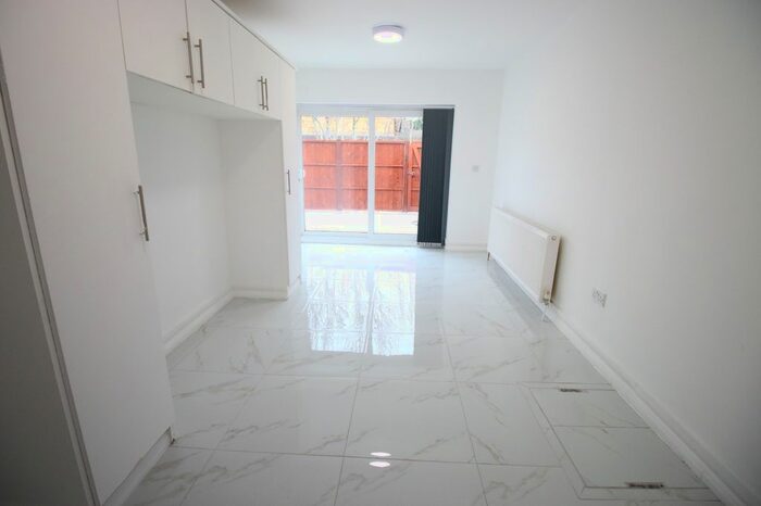 1 Bedroom Flat To Rent In The Drive, Slough, Berkshire SL3