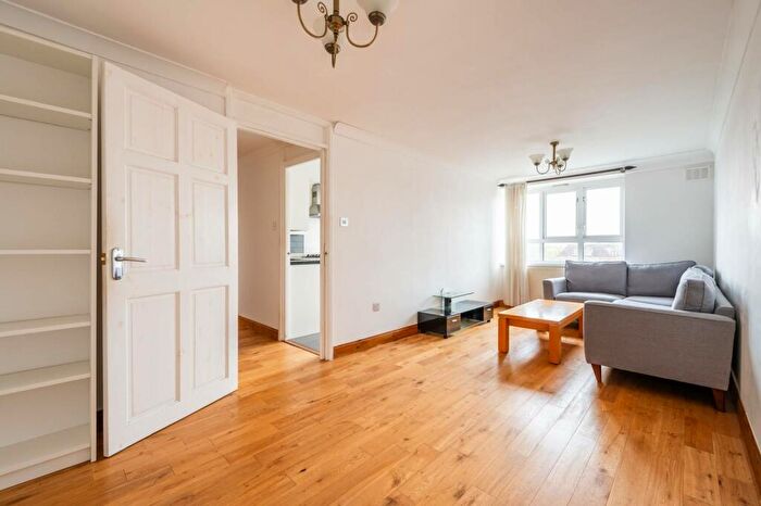 2 Bedroom Flat To Rent In Sheffield Square, Bow, London, E3