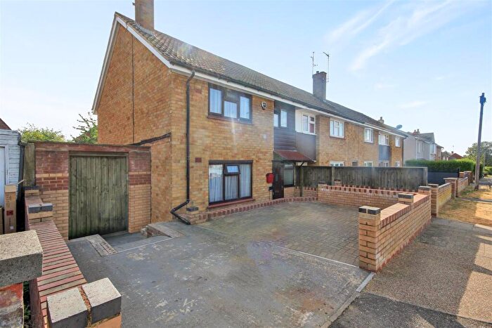 3 Bedroom Semi-Detached House For Sale In , Grafton Road, Rushden, NN10