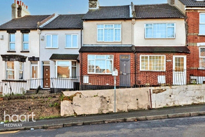 3 Bedroom Terraced House For Sale In Magpie Hall Road, Chatham, ME4