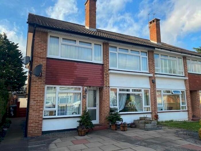 2 Bedroom Maisonette To Rent In Oak Grove, Sunbury-On-Thames, TW16