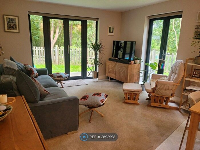 2 Bedroom Flat To Rent In Lake View Court, Waltham Cross, EN8