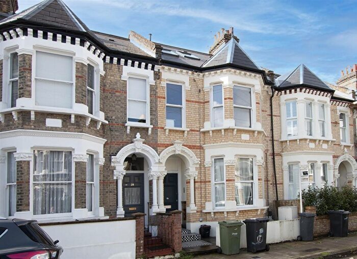 4 Bedroom Flat To Rent In Helix Road, London, SW2