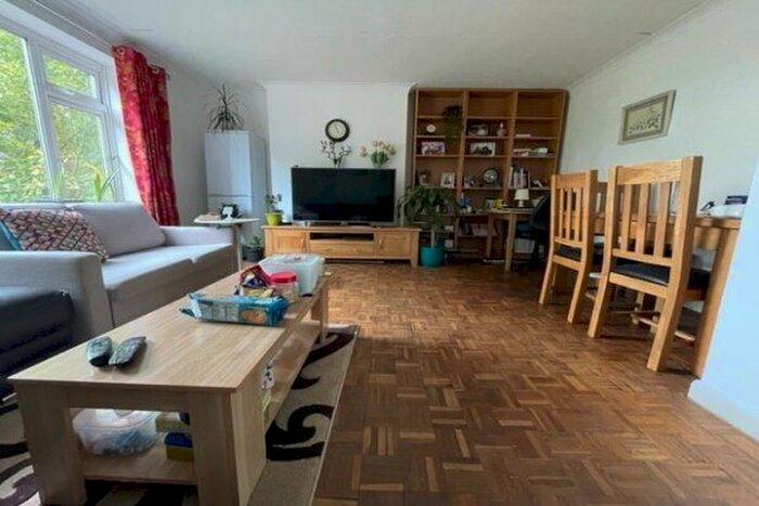 2 Bedroom Maisonette To Rent In Grange Close, Woodford Green, IG8