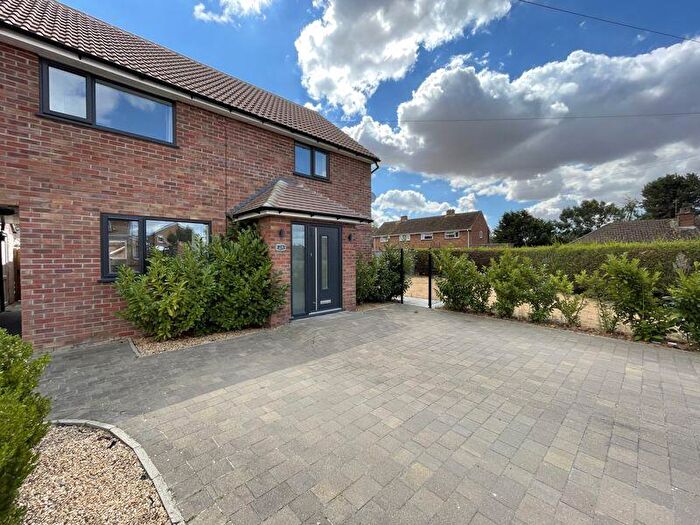 3 Bedroom Semi-Detached House To Rent In Mandeville Road, Brampton, PE28
