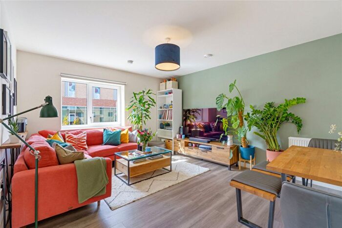 3 Bedroom Flat For Sale In Springfield Drive, SW17