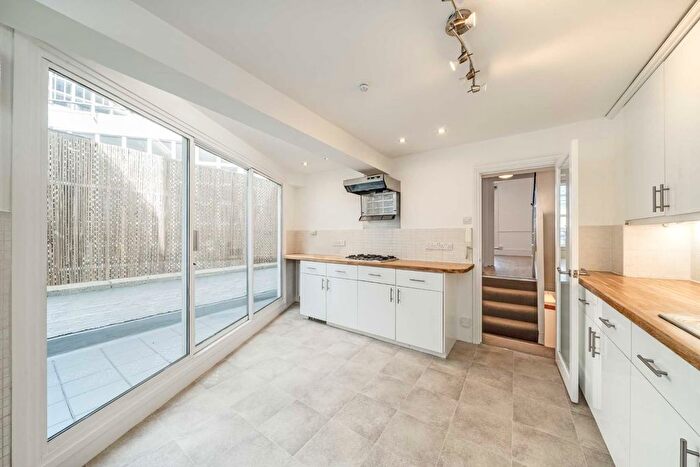 3 Bedroom Flat To Rent In Portobello Road, Notting Hill, W11
