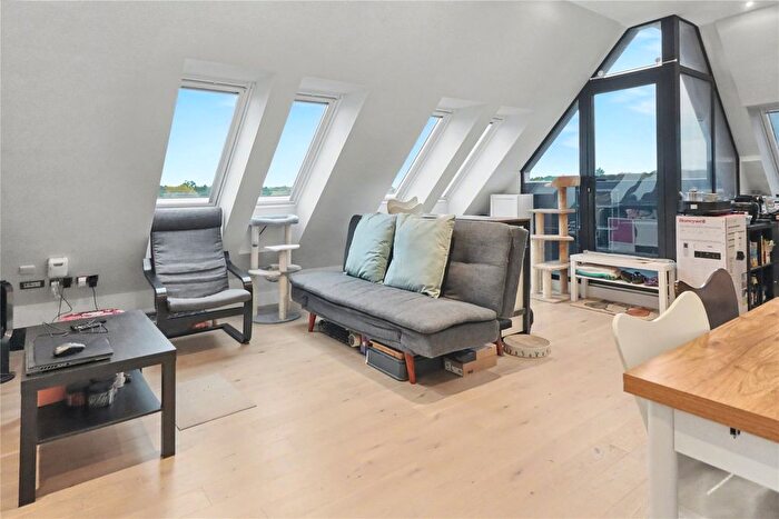 1 Bedroom Flat For Sale In Woking, Surrey, GU21