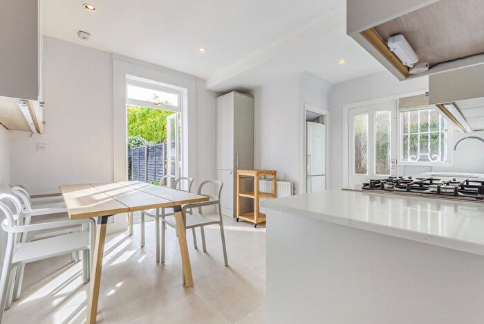 2 Bedroom Maisonette To Rent In Quinton Street, London, SW18