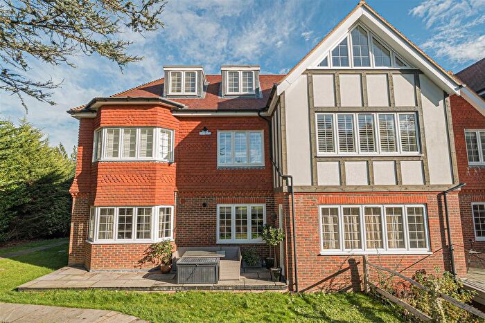 2 Bedroom Flat To Rent In Waterhouse Lane, Kingswood, Surrey, KT20