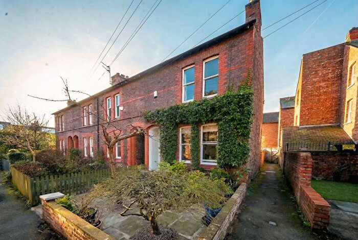 4 Bedroom Terraced House For Sale In Thorn Grove, Hale, WA15