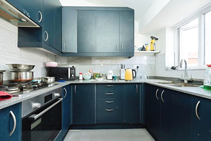 2 Bedroom Flat For Sale In Aberdeen Road, Wealdstone, HA3