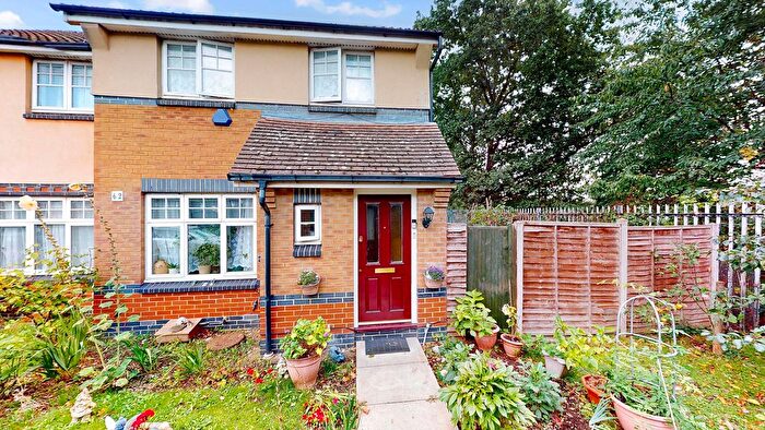 4 Bedroom Semi Detached House To Rent In Avondale Gardens Off Wellington Road South, Hounslow, TW4