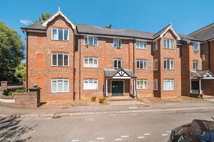 2 Bedroom Flat For Sale In Latium Close, Holywell Hill, St. Albans, AL1