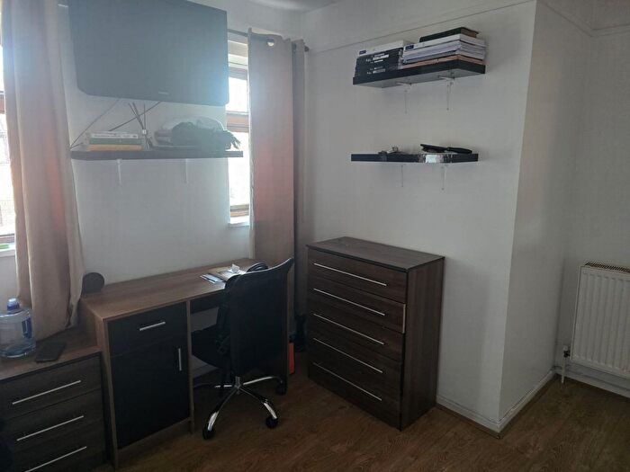 1 Bedroom Terraced House To Rent In Walnut Gardens, Stratford, E15