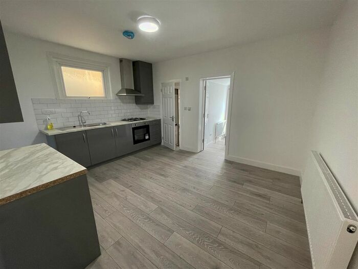 2 Bedroom Flat To Rent In Hanworth Road, Hounslow, TW3