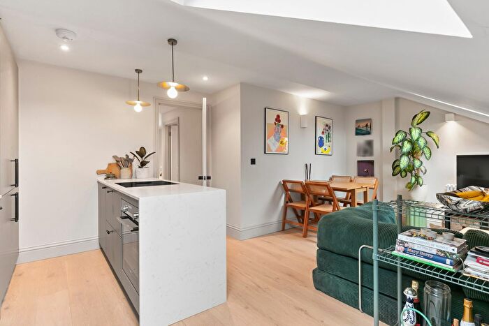 2 Bedroom Flat For Sale In Cavendish Road, SW12