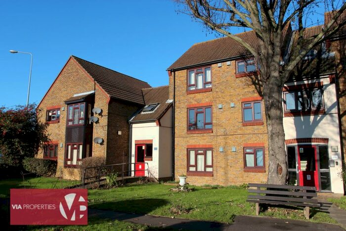 2 Bedroom Flat To Rent In Cumberland Court, Hoddesdon, EN11