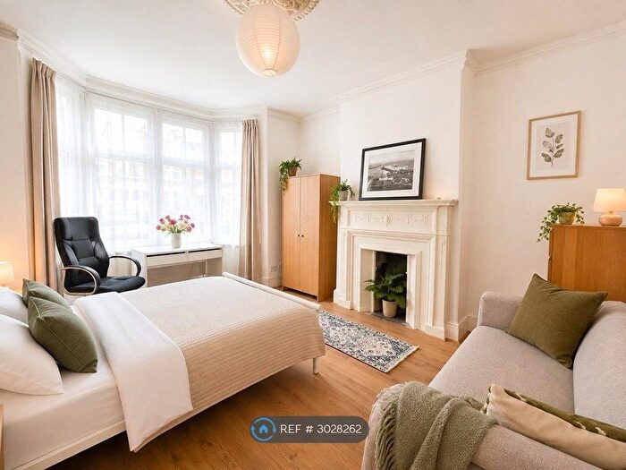 3 Bedroom Flat To Rent In Brownhill Road, London, SE6