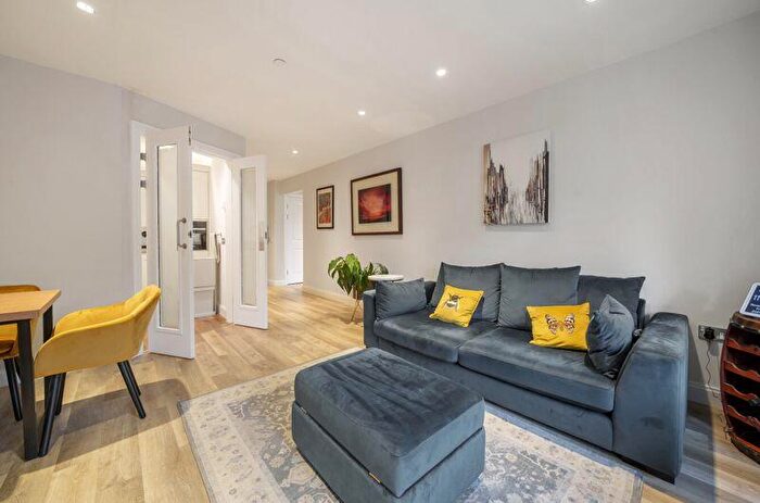 1 Bedroom Apartment For Sale In Hampshire Lakes, Oakleigh Square, Yateley Retirement Property, GU46