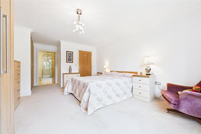 2 Bedroom Apartment For Sale In Shoppenhangers Road, Maidenhead, Berkshire, SL6