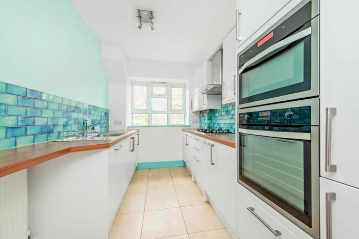 3 Bedroom Flat To Rent In Gray Street, London, SE1