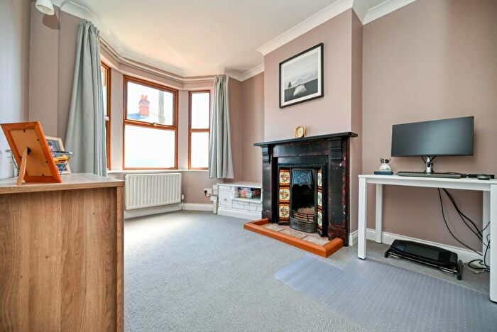 3 Bedroom Terraced House For Sale In Briants Avenue, Caversham, RG4