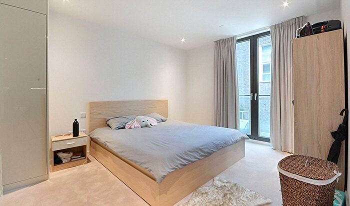 2 Bedroom Flat To Rent In St Gabriel Walk, Elephant And Castle, SE1