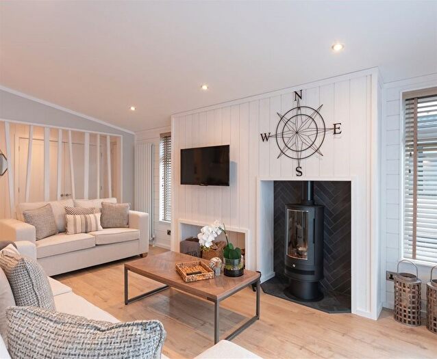 2 Bedroom Detached House For Sale In Willow Road, Great Horwood, Milton Keynes, MK17