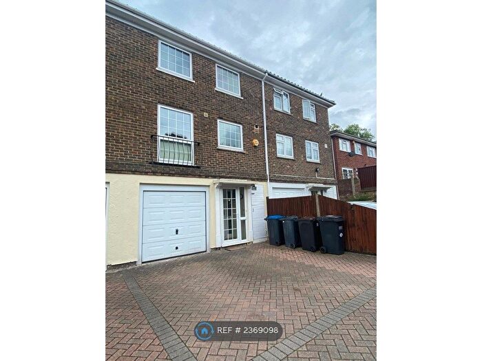 4 Bedroom Terraced House To Rent In Paul Gardens, Croydon, CR0