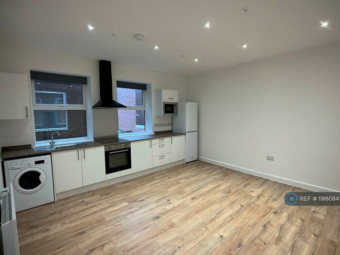 2 Bedroom Flat To Rent In Oriel House, Northampton, NN1