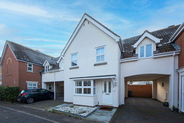 3 Bedroom Semi-Detached House To Rent In Pollards Close, Rochford, SS4