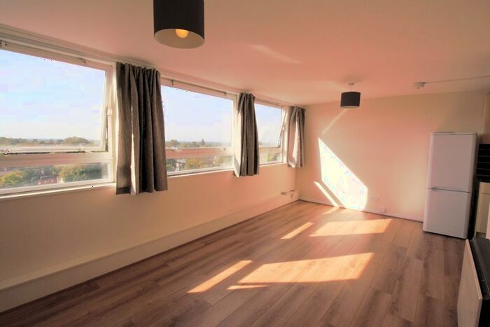 Studio To Rent In Leith Towers, Grange Vale, Sutton, SM2