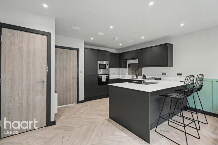 3 Bedroom Town House For Sale In Fawcett Lane, Leeds, LS12